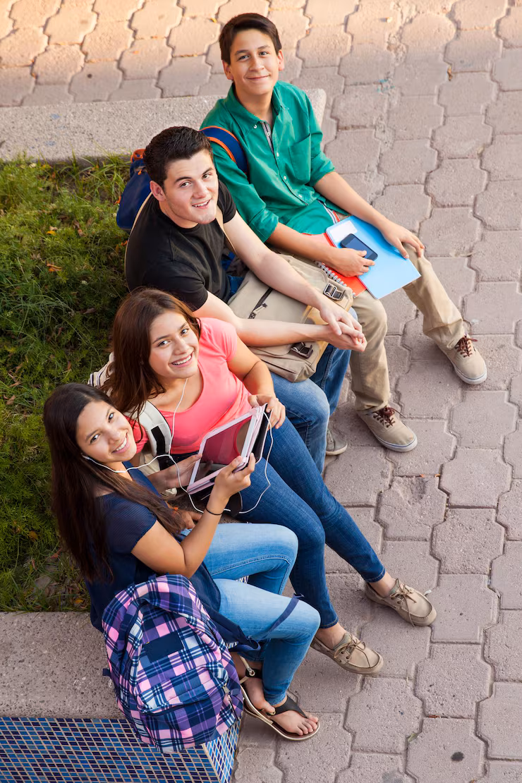 vista-angulo-alto-grupo-amigos-escuela-secundaria-pasando-rato-despues-clase_662251-2011